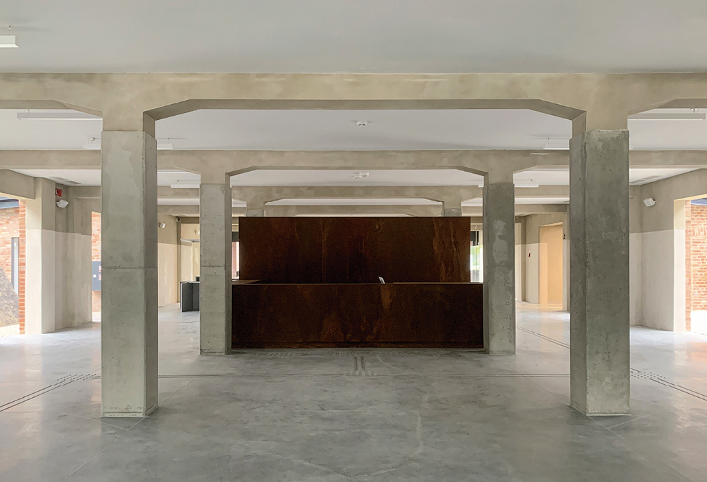 Widok na wnętrze dawnej rzeźni, z nową formą z CorTen; proj. Kozień Architekci; fot. Kozień Architekci