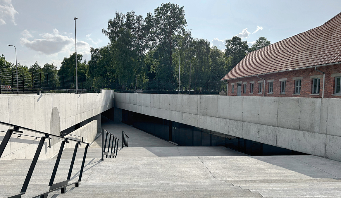 Wyjście z terenu Pomnika Ofiar Obozu Auschwitz, po prawej budynek zaadaptowanej rzeźni; proj. Kozień Architekci; fot. Kozień Architekci