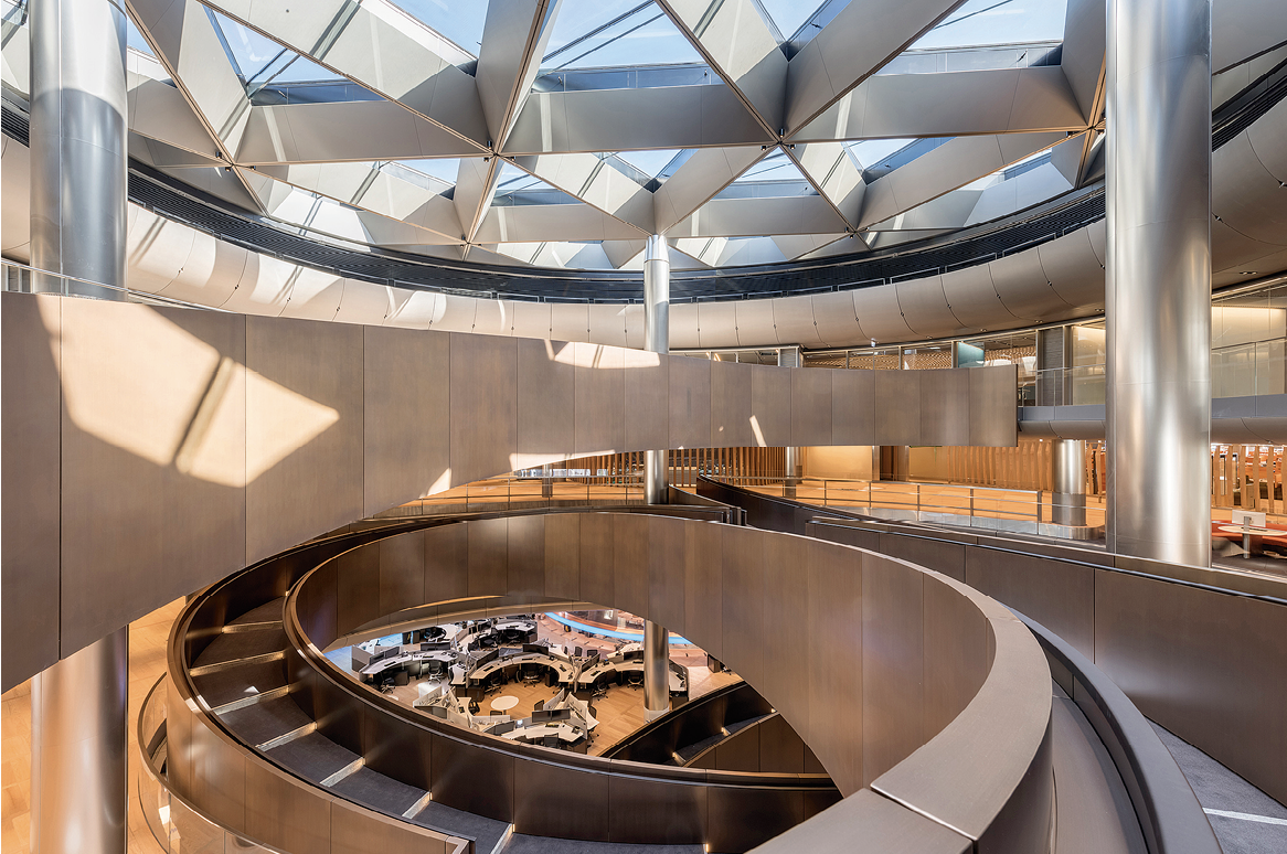 W siedzibie firmy Bloomberg w Londynie dominuje drewno. Z kolei zastosowany do budowy beton składał się w 60% z kruszywa pochodzącego z recyklingu; proj. Foster + Partners; fot. Nigel Young / Foster + Partners