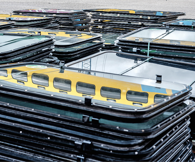 Składowisko szyn kolejowych i elementów pochodzących ze zdemontowanych Sprinterów; fot. Ernst van Raaphorst