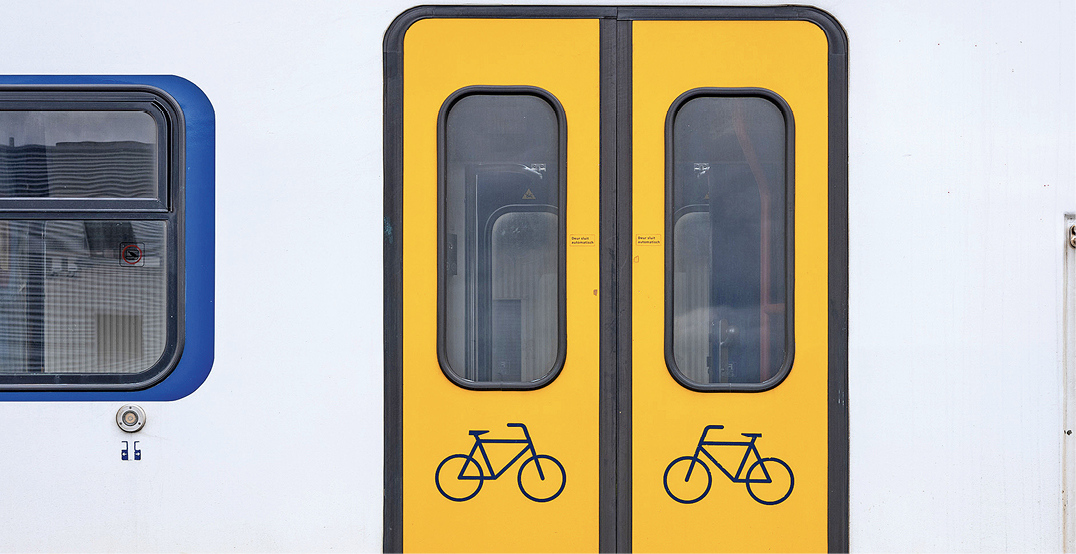 Składowisko szyn kolejowych i elementów pochodzących ze zdemontowanych Sprinterów; fot. Ernst van Raaphorst