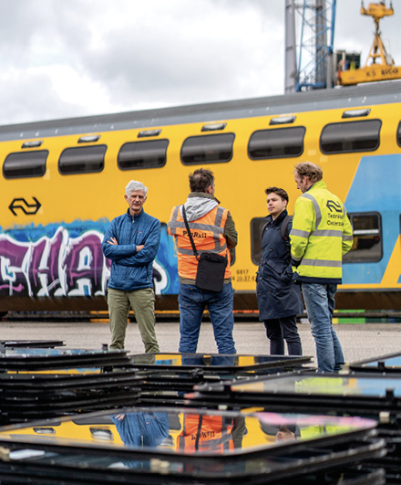 Składowisko szyn kolejowych i elementów pochodzących ze zdemontowanych Sprinterów; fot. Ernst van Raaphorst