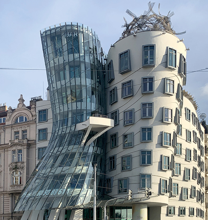 Kiedy ego architekta  wyrasta ponad otoczenie, budynek biurowy, Praga;  proj. Frank Gehry; fot. Maciej Oberzig