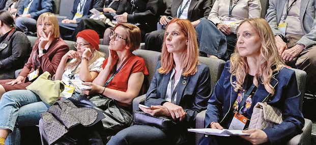 Uczestnicy debaty „Edukacja” podczas wprowadzenia Ewy Kuryłowicz. 