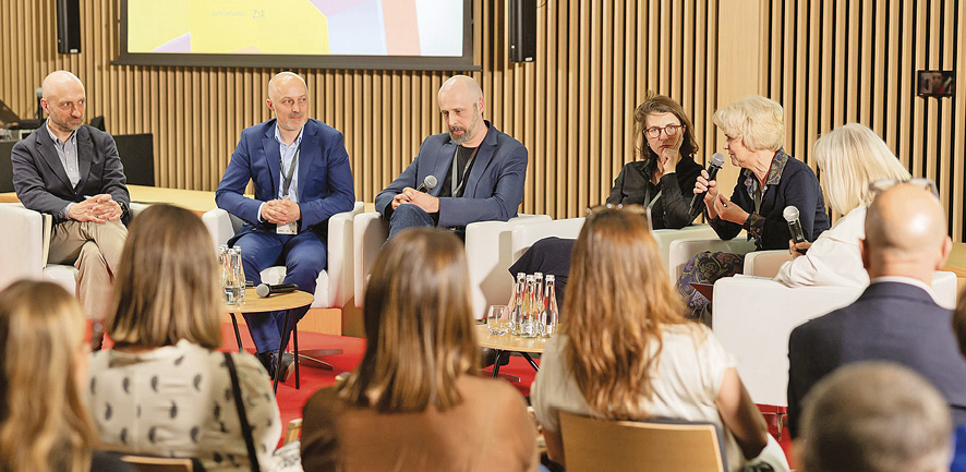 Debata „Zawód: Architekt – o roli architekta w partycypacji społecznej”, od lewej: Mateusz Świętorzecki, Marek Słaboń, Marcin Marczak, Milena Trzcińska, Natasza Szutta, Beata Stobiecka (moderacja).
