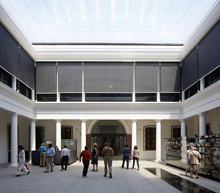 Dziedziniec Museo Chileno de Arte Precolombino w Santiago; proj. Smiljan Radić Clarke; fot. źródło: The Pritzker Architecture Prize, dzięki uprzejmości Cristobala Palmy 