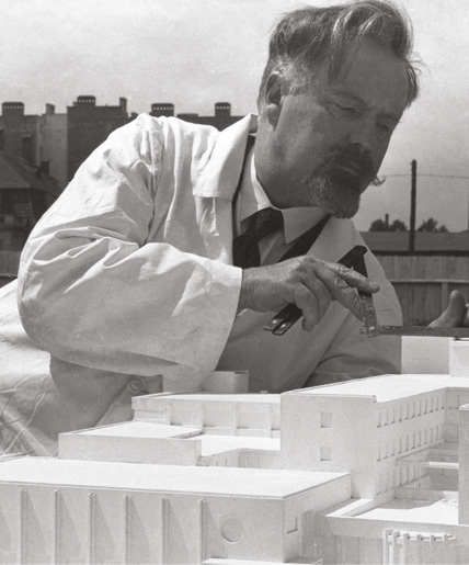 Wiesław Lisowski nad makietą; fot. archiwum LOOIA RP