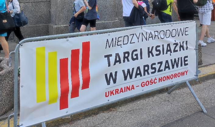 trwaja_miedzynarodowe_targi_ksiazki_w warszawie_na placu_defilad_25-2805